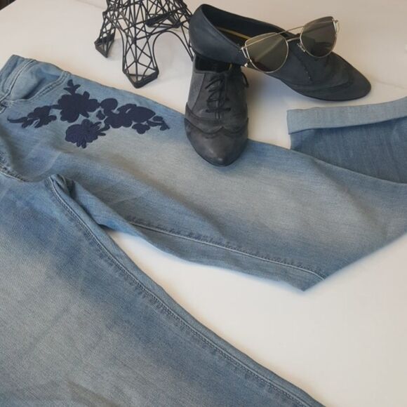 Vera Wang Capri Applique Women Jeans - Picture 3 of 4